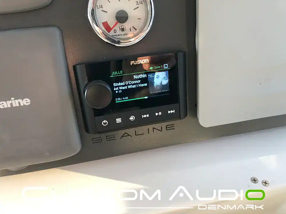 Custom Audio marine stereo monteringsbillede Sealine sc35